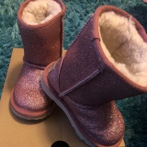 Slightly used toddler girl Ugg’s size 8c